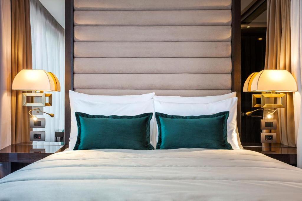 Neon Near Delhi International Airport By Gross Group 4* New Delhi