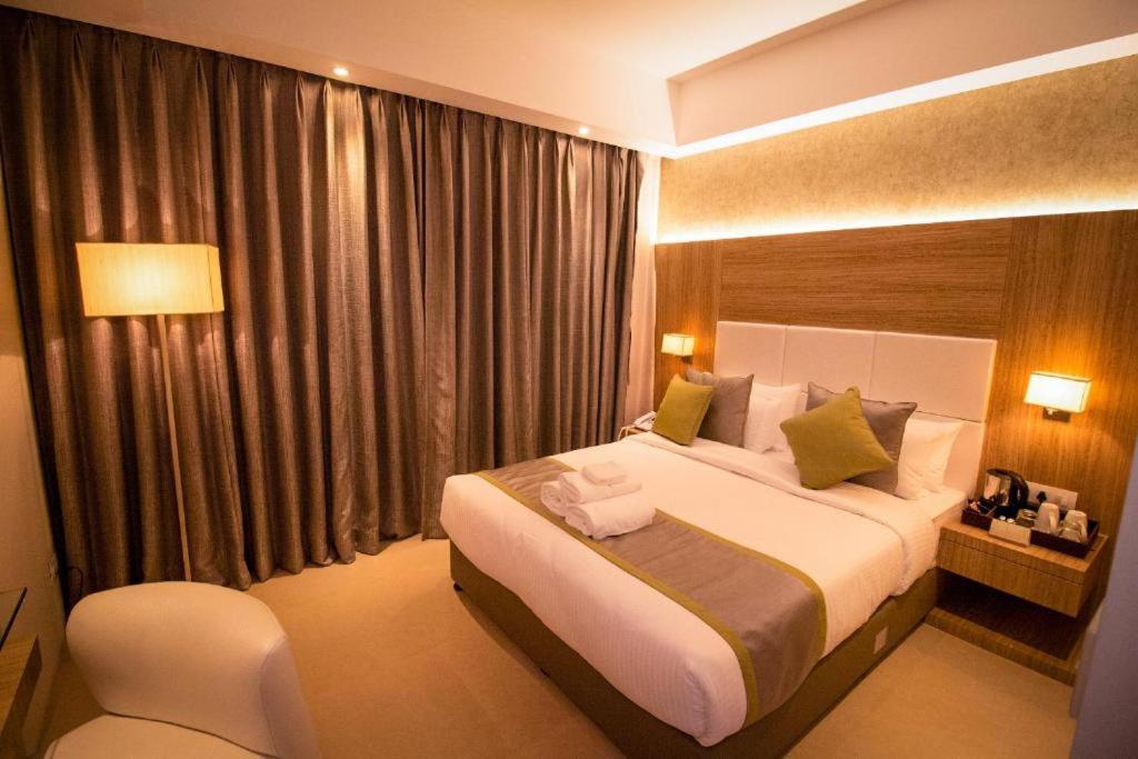 Neon Near Delhi International Airport By Gross Group Hotel 4*