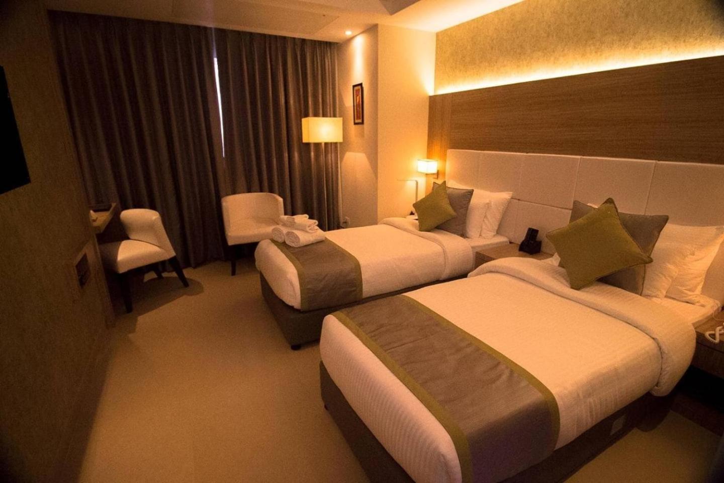 Hotel Neon Near Delhi International Airport By Gross Group 4*