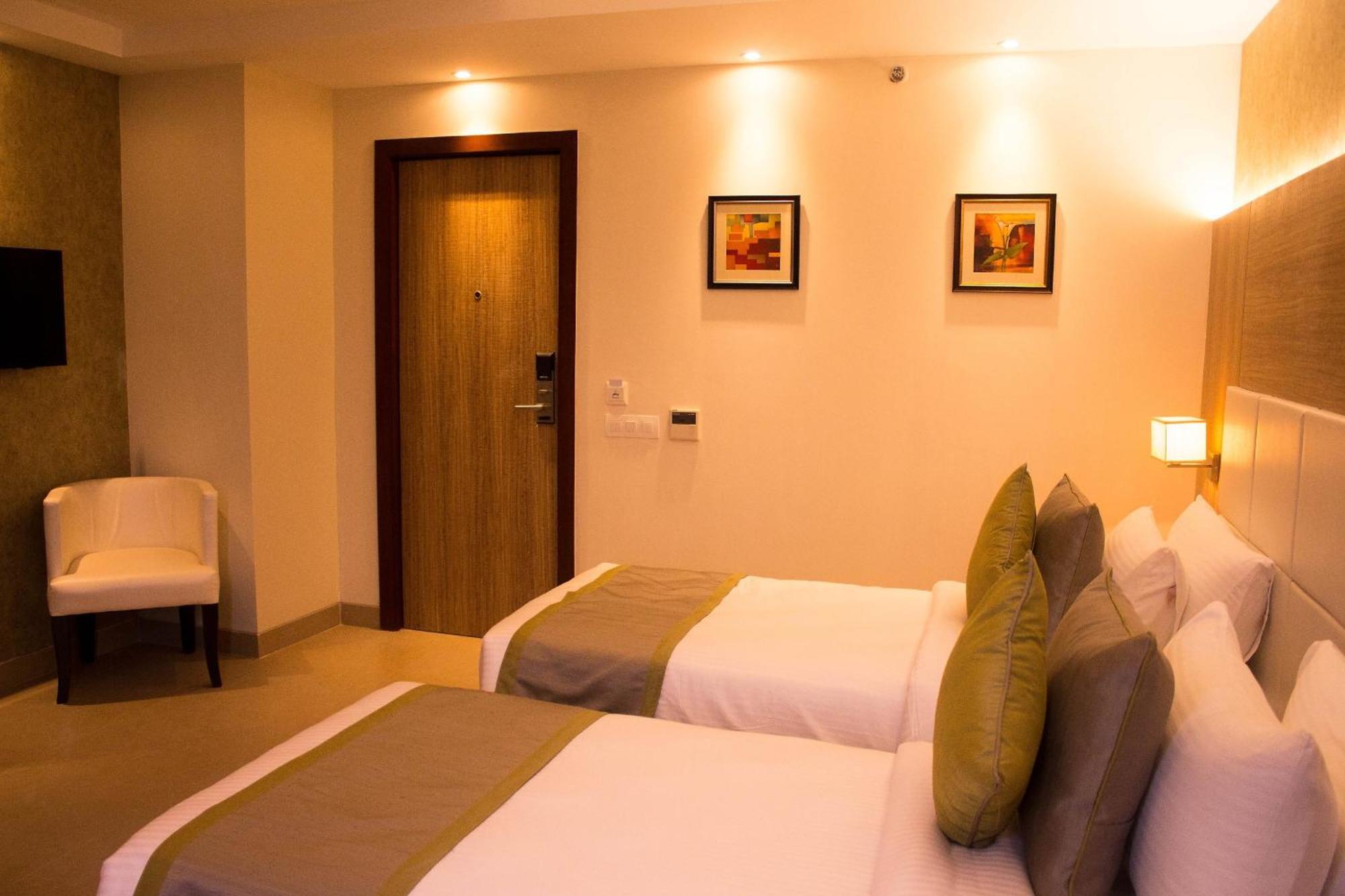 Neon Near Delhi International Airport By Gross Group 4* New Delhi